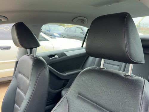 2014-2016 Vw Jetta Pair Of Front Headrests Oem Left Right Set Seat Black