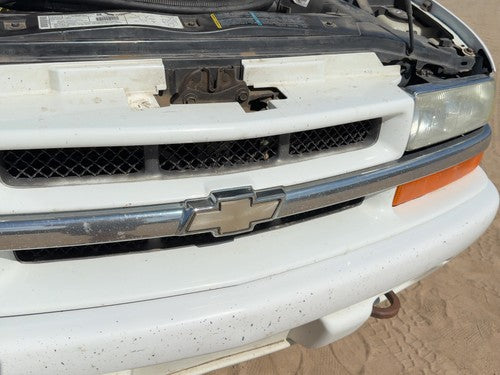 1998-2005 Chevy S10 Blazer Front Grille Assembly Chrome Center OEM White 50U