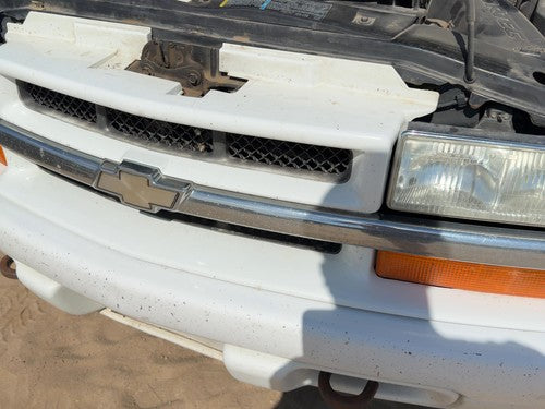 1998-2005 Chevy S10 Blazer Front Grille Assembly Chrome Center OEM White 50U