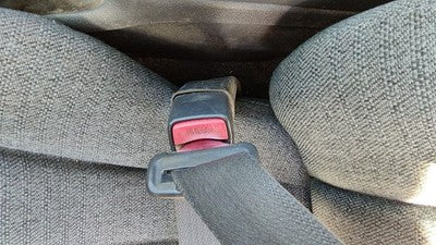2000-05 Chevy Cavalier Driver Left Front Seat Belt Buckle Receiver Oem Gray 12C