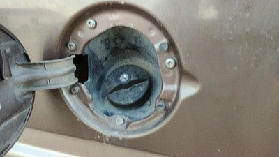 1992-1999 Chevy Suburban Fuel Filler Neck Assembly With Gas Cap Oem 15644293