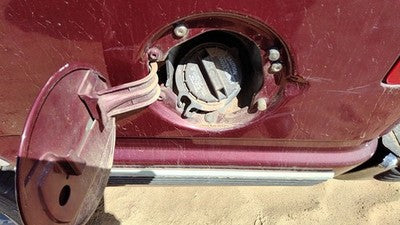 1998-2000 Gmc Yukon Fuel Filler Neck Assembly With Gas Cap Oem 15732488
