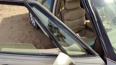 91-96 Park Ave Ultra Passenger Right Front Vent Window Small Door Glass Wh Frame