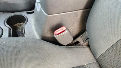 2002-2004 Nissan Xterra Driver Left Front Seat Belt Buckle Receiver Oem Gray K