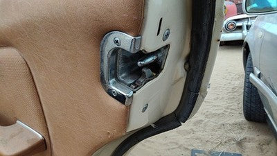 1980 Mercedes 300Td Passenger Right Rear Door Latch With Rods/Cables Oem Back