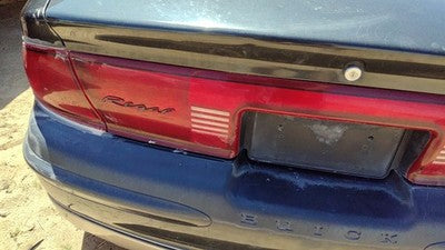 2001-2004 Buick Regal Center Middle Inner Tail Light Brake Lamp Oem Rear