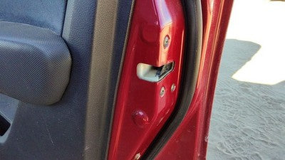 2003-2004 Mitsubishi Outlander Passenger Right Front Door Latch With Rods/Cables