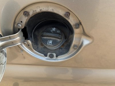2000-2003 Chevy Suburban Fuel Filler Neck Assembly With Gas Cap Oem 15749594