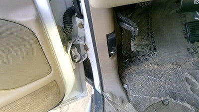 2005 Chevy Suburban Driver Left Lower Kick Trim Panel Oem Tan 522