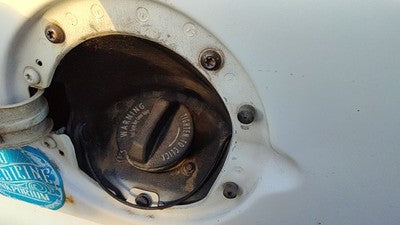 2000-2003 Chevy Suburban Fuel Filler Neck Assembly With Gas Cap Oem 15749594