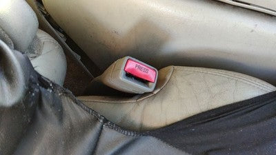 01-02 Suburban Passenger Right Front Seat Belt Buckle Receiver 922 Light Gray