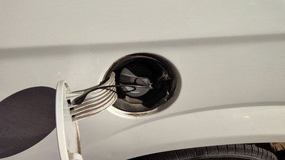 2003-2007 Dodge Caravan Fuel Filler Neck Assembly With Gas Cap Oem 4721626Aa