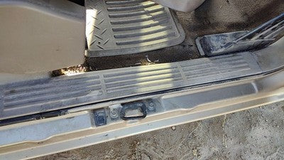04 Silverado 1500 Passenger Right Lower Sill Step Moulding 52D Tan Extended Cab