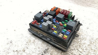 2000-2002 Sierra 2500 Hd Engine Fuse Box Power Distribution Panel Oem 8.1L