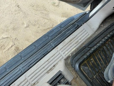 2001 Chevy Suburban Driver Left Lower Sill Step Moulding Trim Panel Oem Tan 52I
