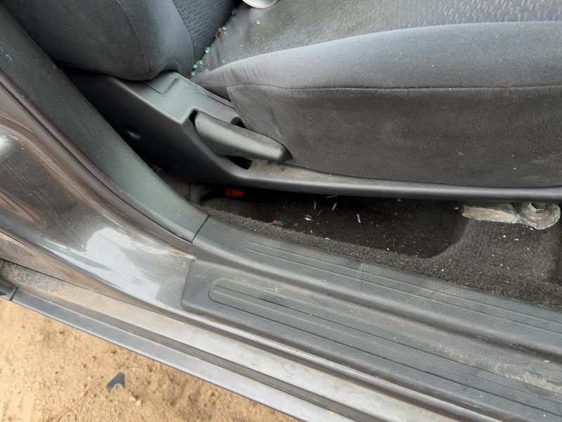 2005 Nissan Altima Seat Track RH