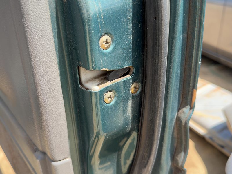 1995 Isuzu Rodeo Front Door Latch RH
