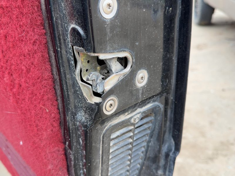 1992-2000 Chevrolet Pickup 1500 Series Front Door Latch RH