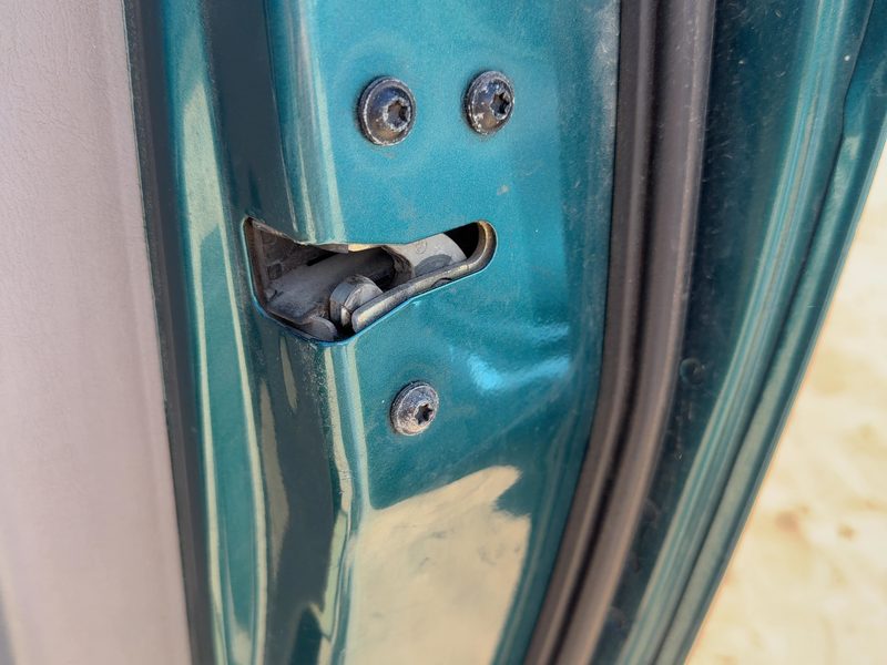 1997-1998 Ford Pickup F150 Series Front Door Latch RH