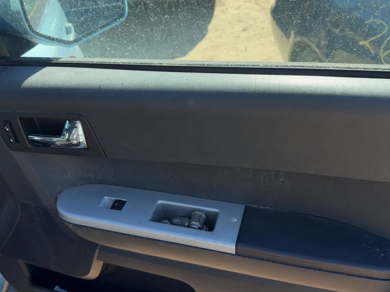 2008-2011 Mercury Mariner Front Door Trim Panel RH
