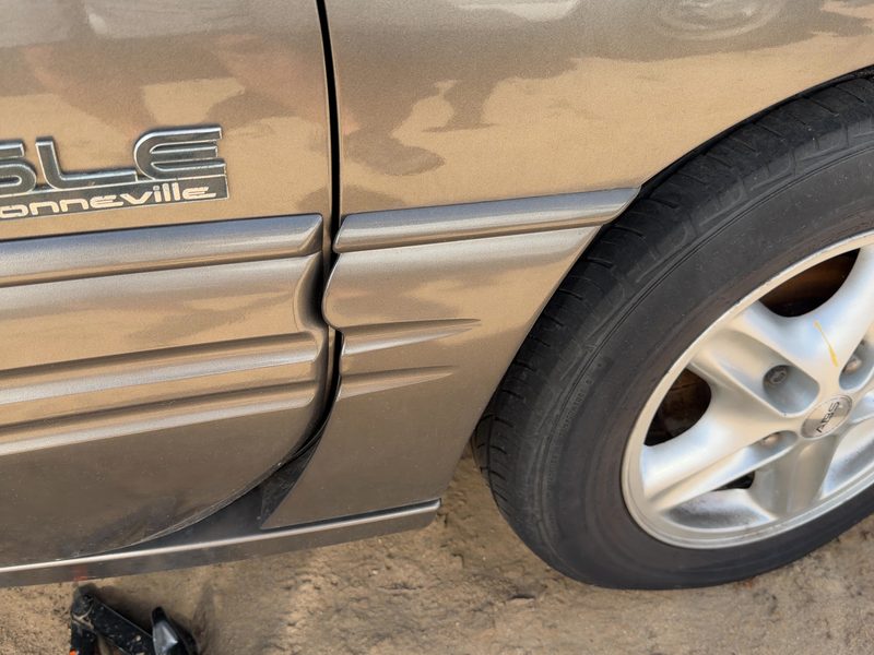 1999 Pontiac Bonneville (80 & Up) Fender Moulding RH