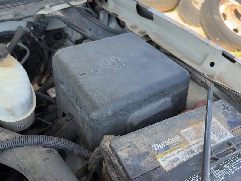 2003-2005 Chevrolet 2500 Silverado Pickup Engine Fuse Box
