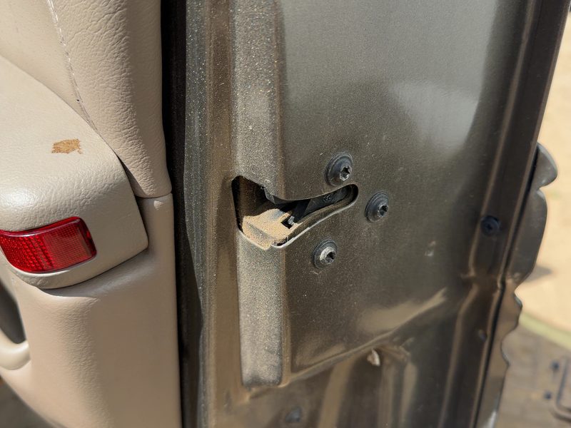 1999 Pontiac Bonneville (80 & Up) Front Door Latch RH