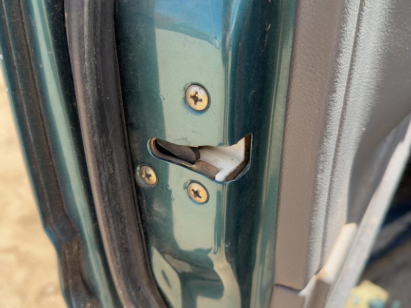 1995 Isuzu Rodeo Front Door Latch LH