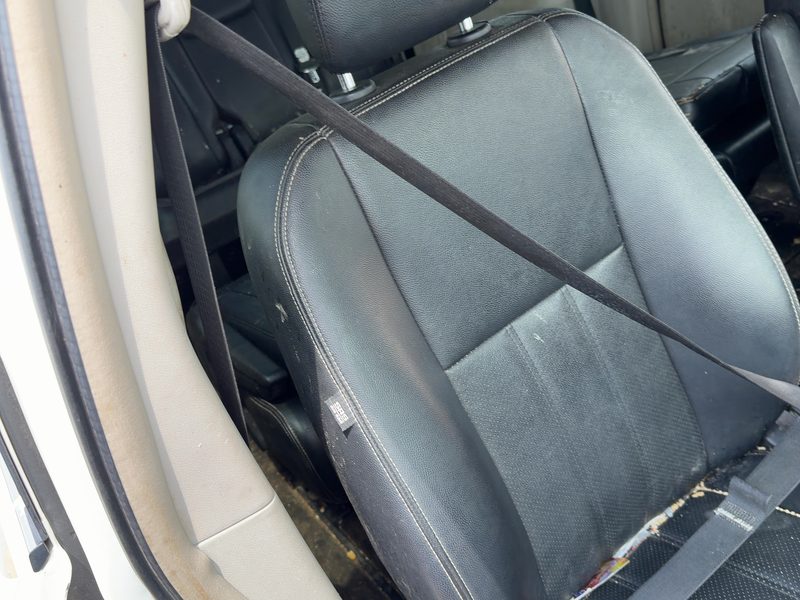2011-2013 Chrysler Town & Country Front Seat Belt RH