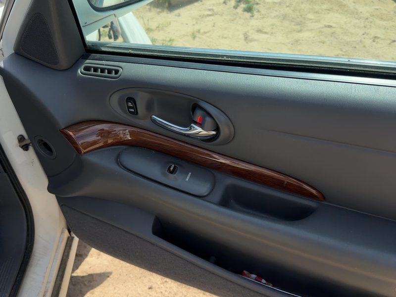 2004-2005 Buick Lesabre (80 & Up) Front Door Trim Panel RH