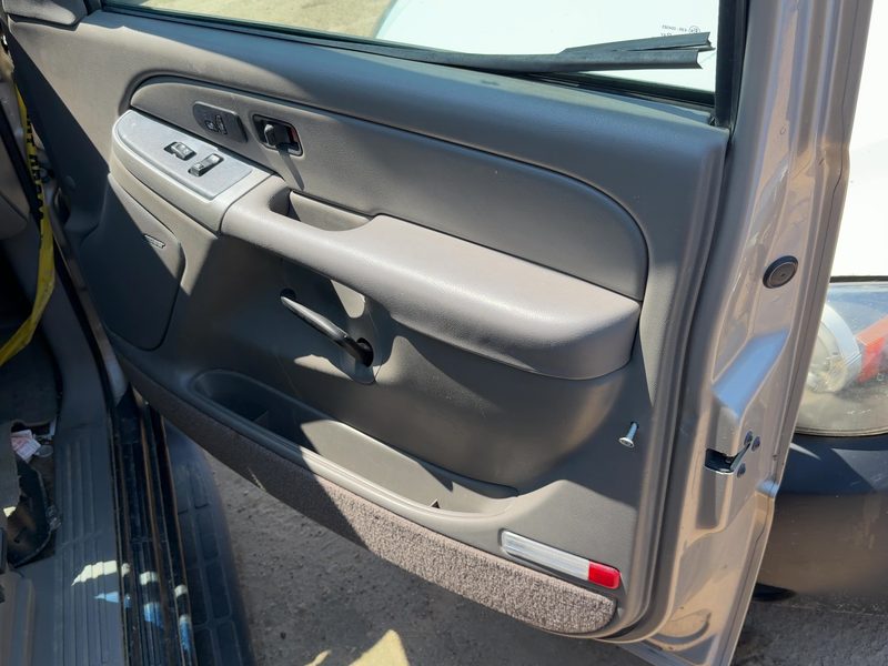 2005 Chevy/gmc Suburban 1500 Series Front Door Trim Panel RH
