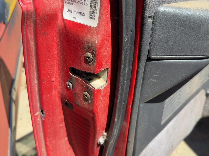 1994 Nissan Pathfinder Front Door Latch LH