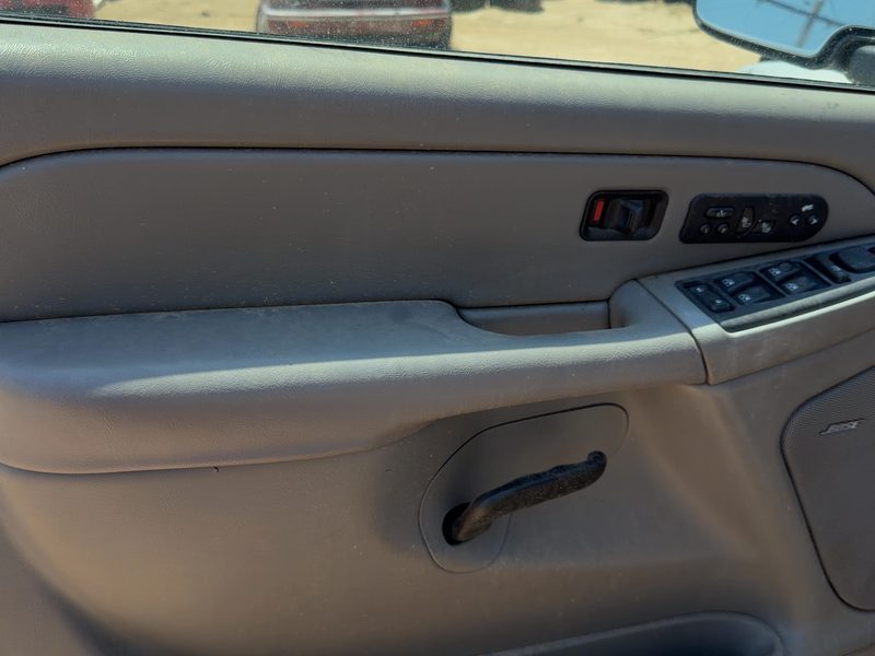 2004-2006 Chevy/gmc Suburban 1500 Series Front Door Trim Panel LH