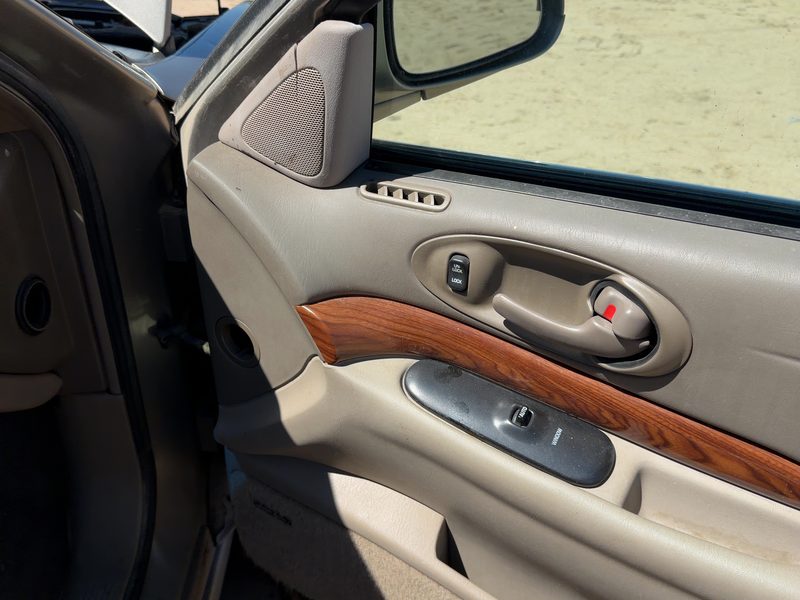 2000-2002 Buick Lesabre (80 & Up) Front Door Trim Panel RH