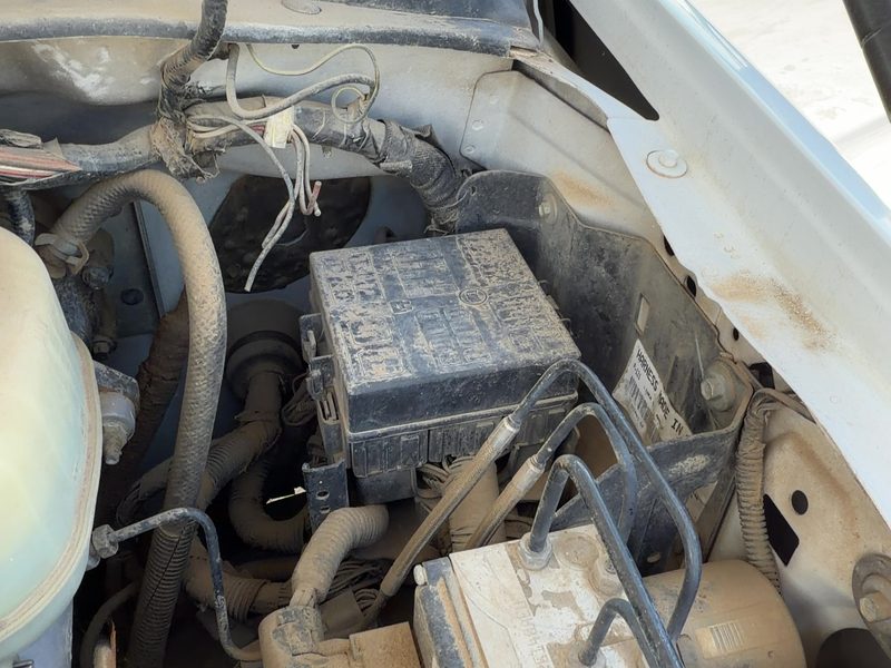 2005-2007 Ford F350 Super Duty Pickup Engine Fuse Box