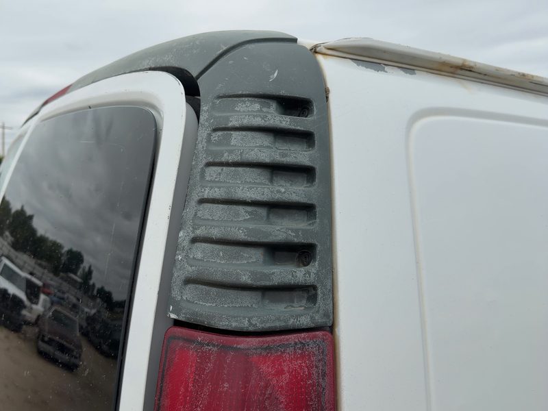2002 Chevrolet Van Express 2500 Series Quarter Panel Moulding RH