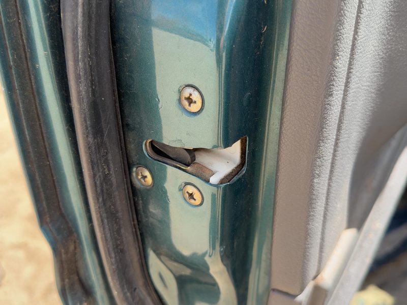 1995 Isuzu Rodeo Front Door Latch LH