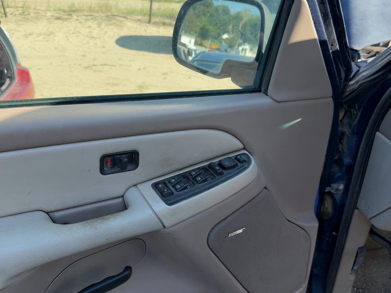 2003-2004 Chevy/gmc Suburban 1500 Series Front Door Trim Panel LH
