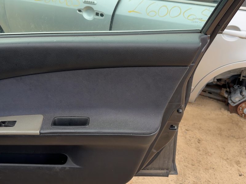 2005-2006 Nissan Altima Front Door Trim Panel RH