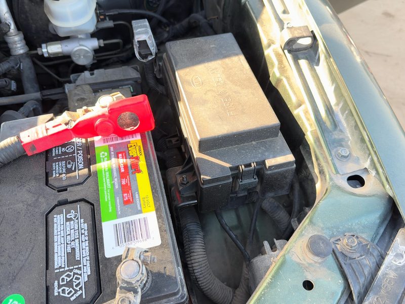 2003-2006 Kia Sorento Engine Fuse Box