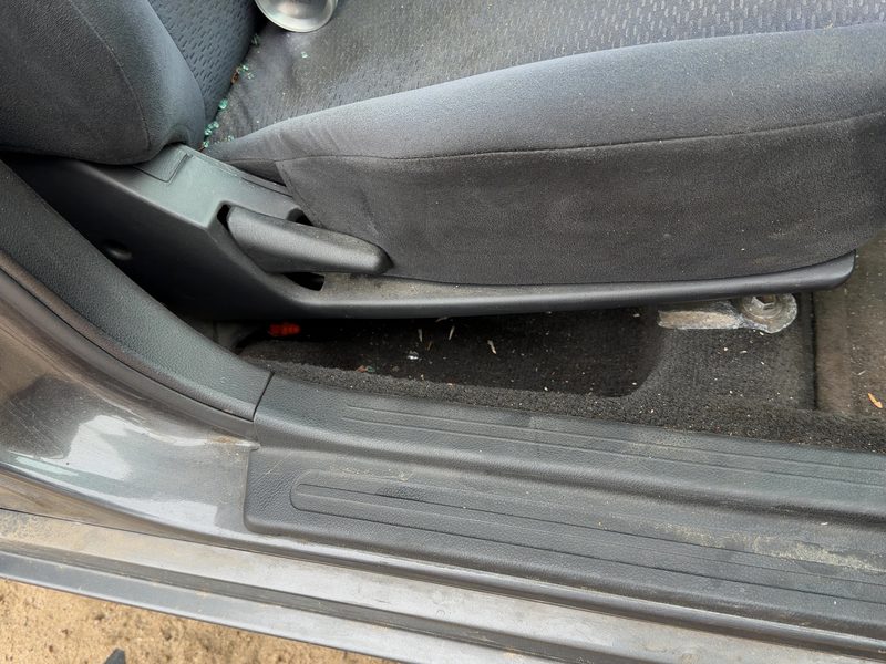 2005 Nissan Altima Seat Track RH