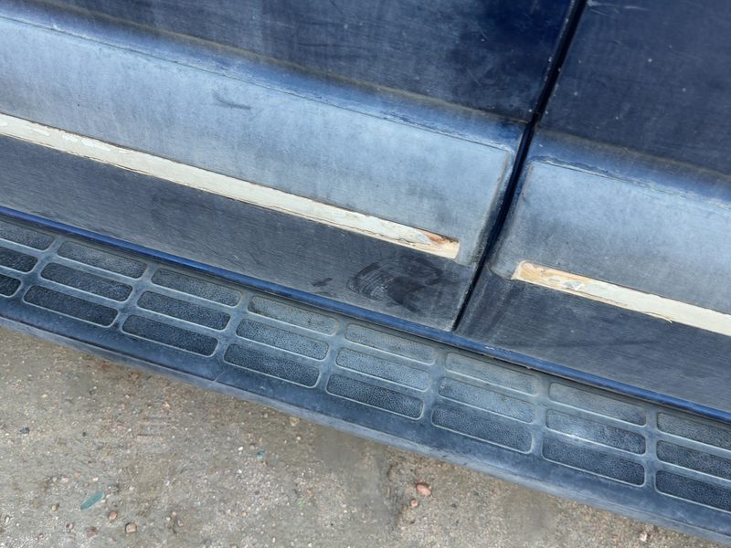 2000-2006 Chevy/gmc Suburban 1500 Series Front Door Moulding LH