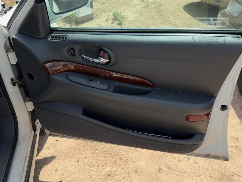 2004-2005 Buick Lesabre (80 & Up) Front Door Trim Panel RH