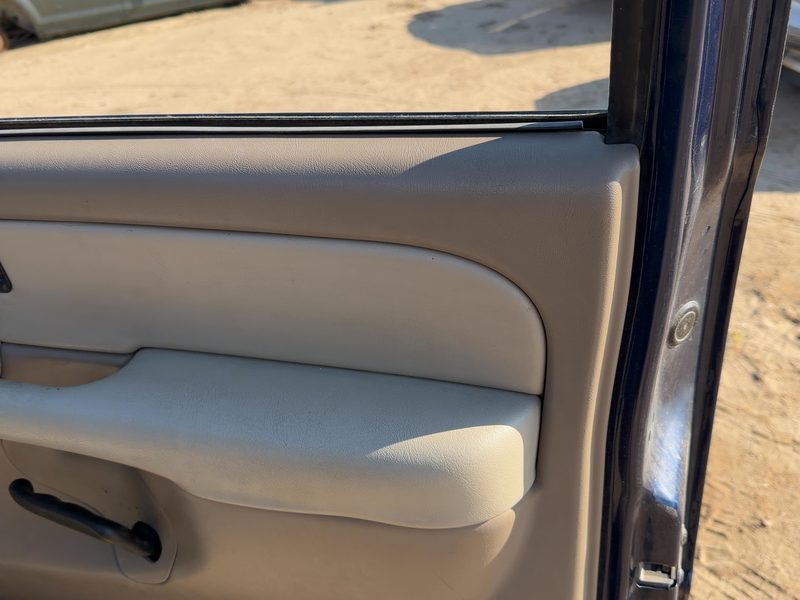 2003-2004 Chevy/gmc Suburban 1500 Series Front Door Trim Panel RH