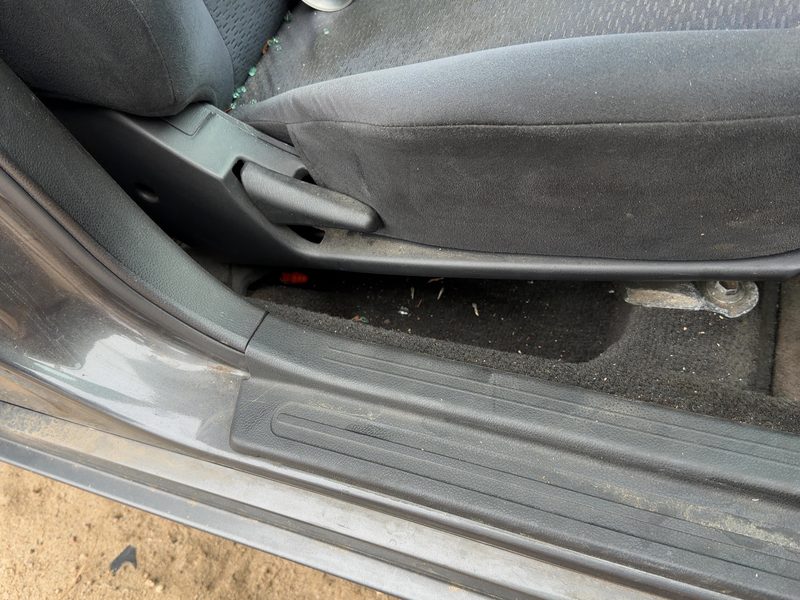 2005 Nissan Altima Seat Track RH