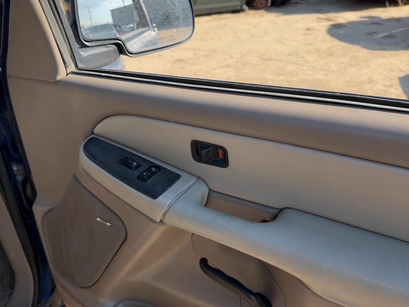 2003-2004 Chevy/gmc Suburban 1500 Series Front Door Trim Panel RH