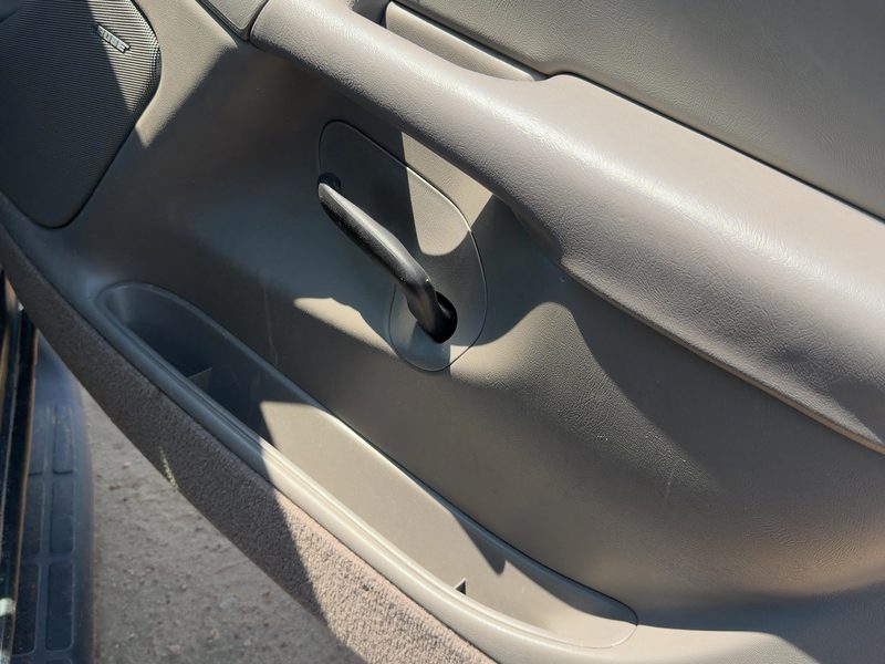 2005 Chevy/gmc Suburban 1500 Series Front Door Trim Panel RH