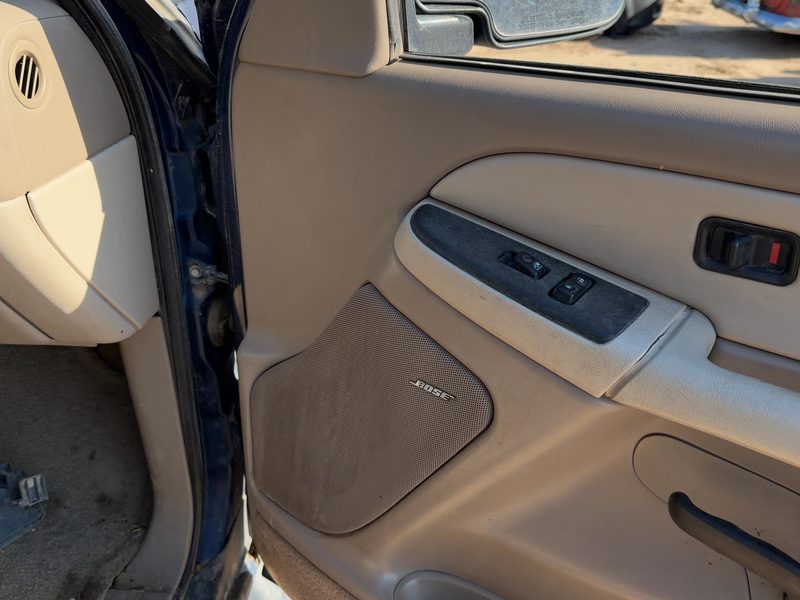 2003-2004 Chevy/gmc Suburban 1500 Series Front Door Trim Panel RH
