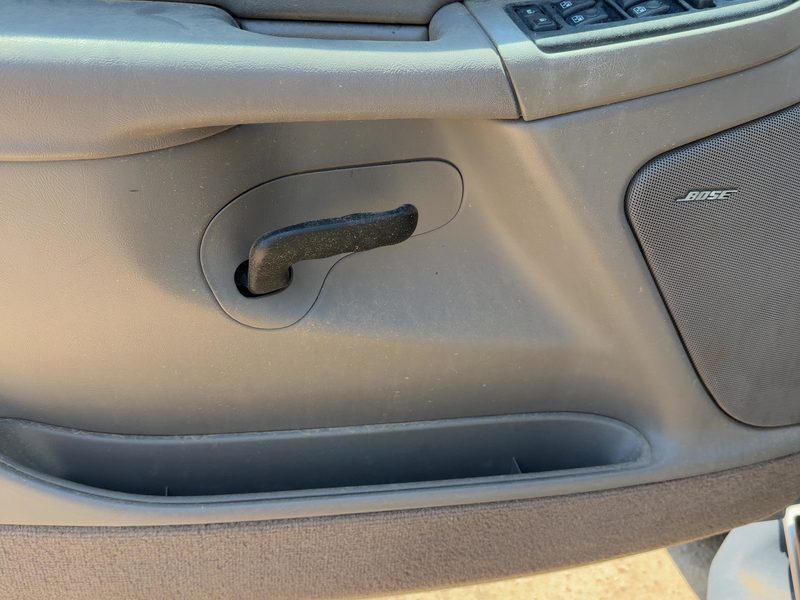 2004-2006 Chevy/gmc Suburban 1500 Series Front Door Trim Panel LH