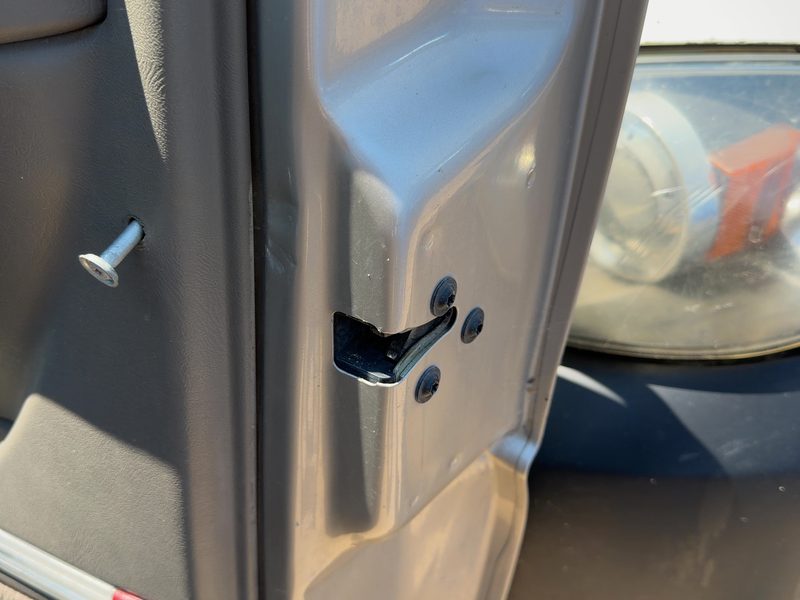 2003-2007 Chevy/gmc Suburban 1500 Series Front Door Latch RH